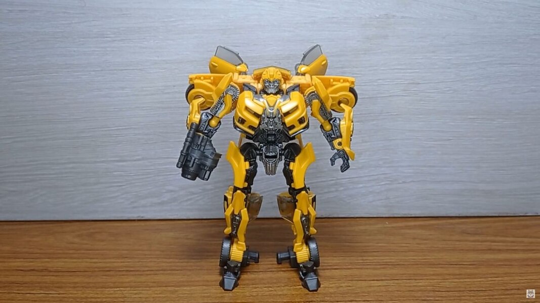 Transformers Studio Series 87 DOTM Bumblebee In Hand Image  (3 of 15)